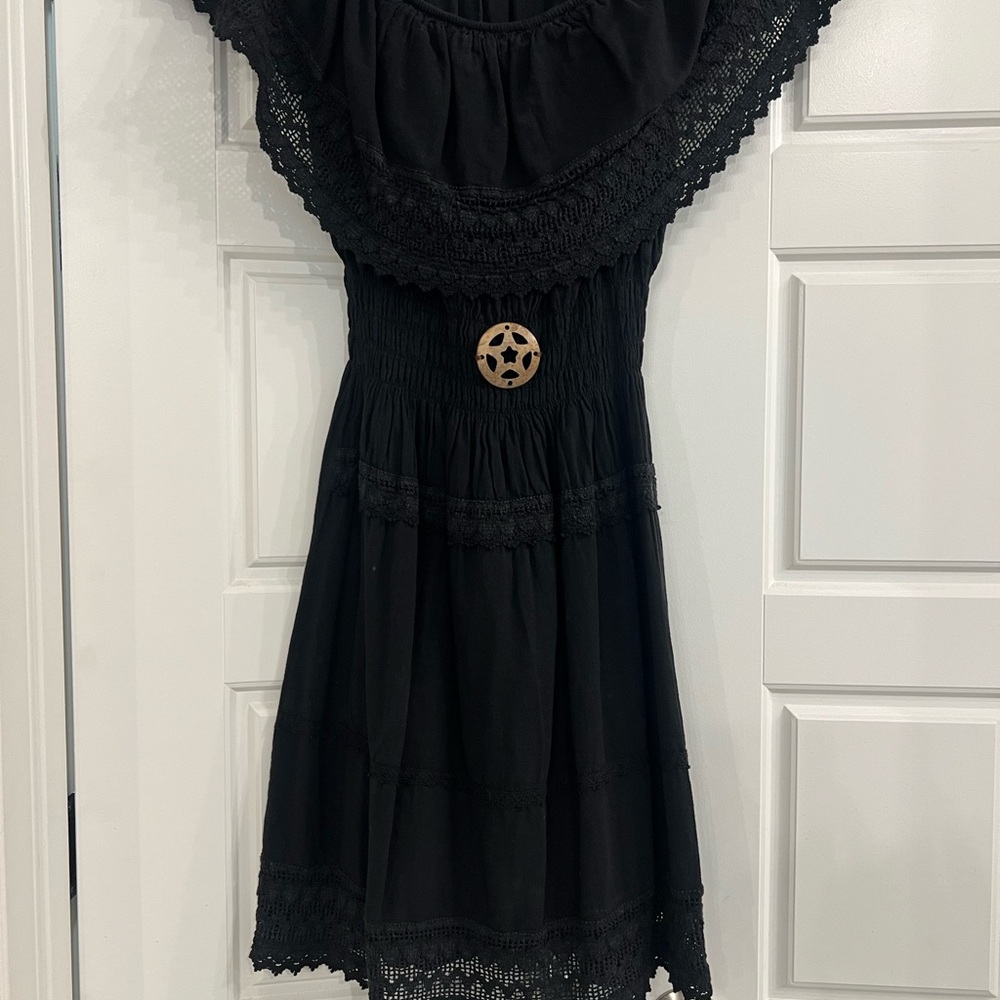 Chic Black Dress with Lace and Wooden Accent